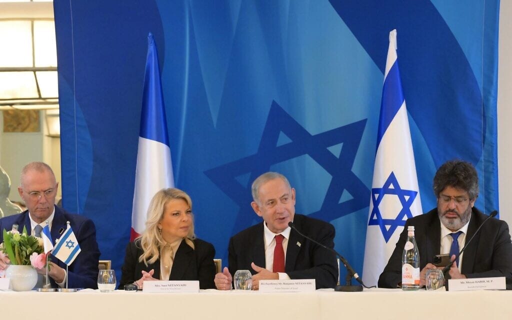 מאיר חביב יושב לצדו של ראש הממשלה בנימין נתניהו ורעייתו שרה בפגישה עם ראשי הקהילה היהודית בפריז, 3 בפברואר 2023 (צילום: עמוס בן גרשום לע&quot;מ‎)