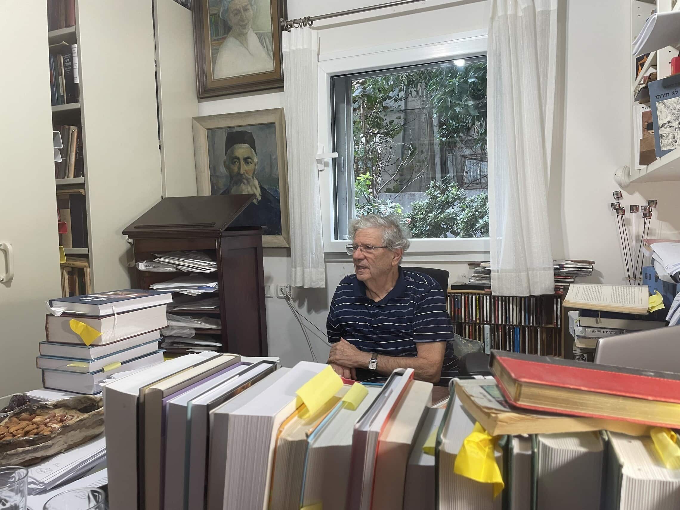 אהרן ברק בחדר העבודה שלו בביתו בתל אביב, ינואר 2023 (צילום: אמיר בן-דוד)