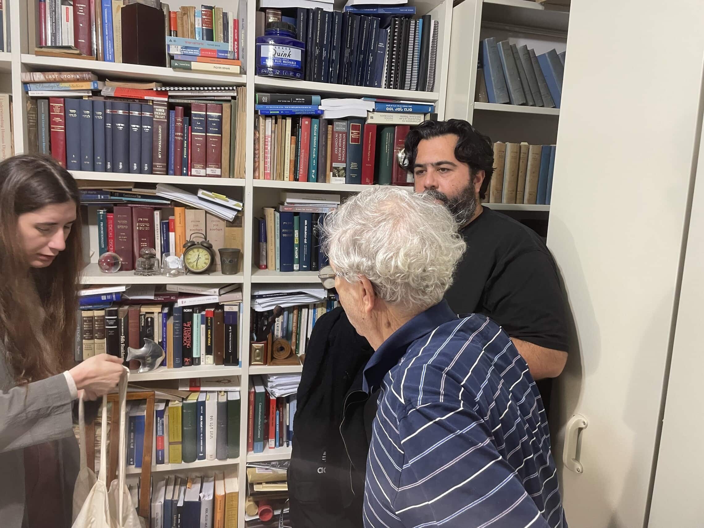 רוני קובן, אהרן ברק ונעה עמיאל-לביא בדירתו של ברק בתל אביב, ינואר 2023 (צילום: אמיר בן-דוד)