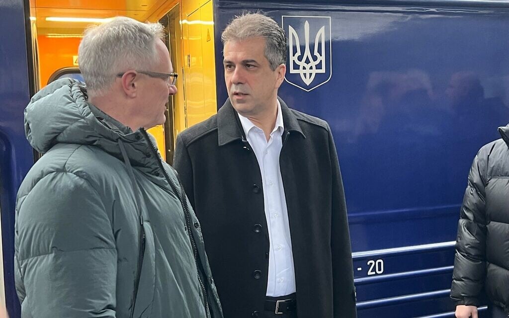 שר החוץ אלי כהן מתקבל בקייב על ידי שגריר ישראל באוקראינה, מיכאל ברודצקי, 16 בפברואר 2023 (צילום: לייזר ברמן)