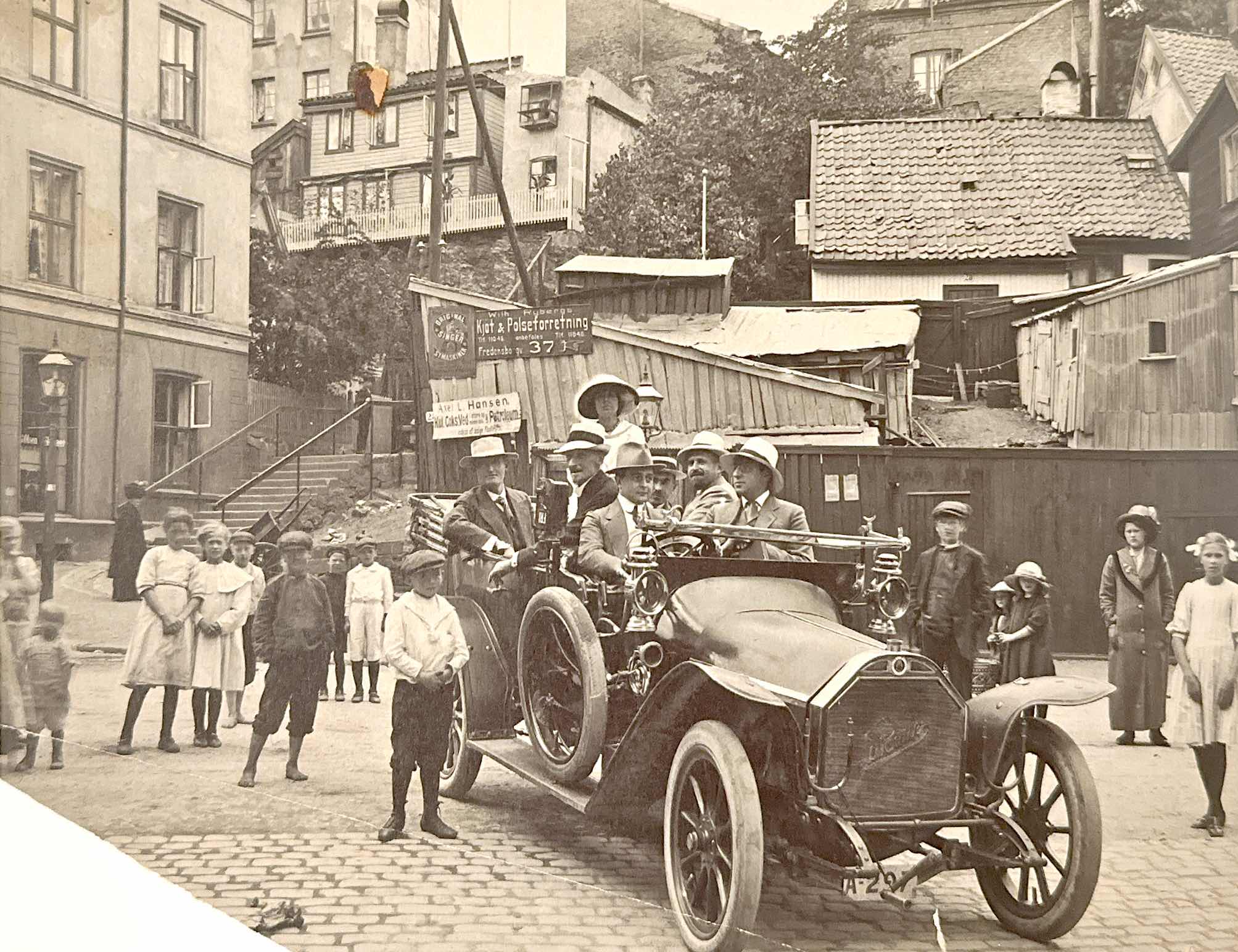 אדוורד מונק (במושב האחורי משמאל) וקורט גלזר (הנהג) ואשתו אלזה (עומדת) באוסלו, אוגוסט 1913 (צילום: באדיבות סותבי&#039;ס)