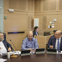 נגיד בנק ישראל אמיר ירון (מימין) מתעמת עם ח"כ משה גפני (משמאל) בוועדת הכספים של הכנסת, 6 בפברואר 2023 (צילום: נועם מושקוביץ, דוברות הכנסת)