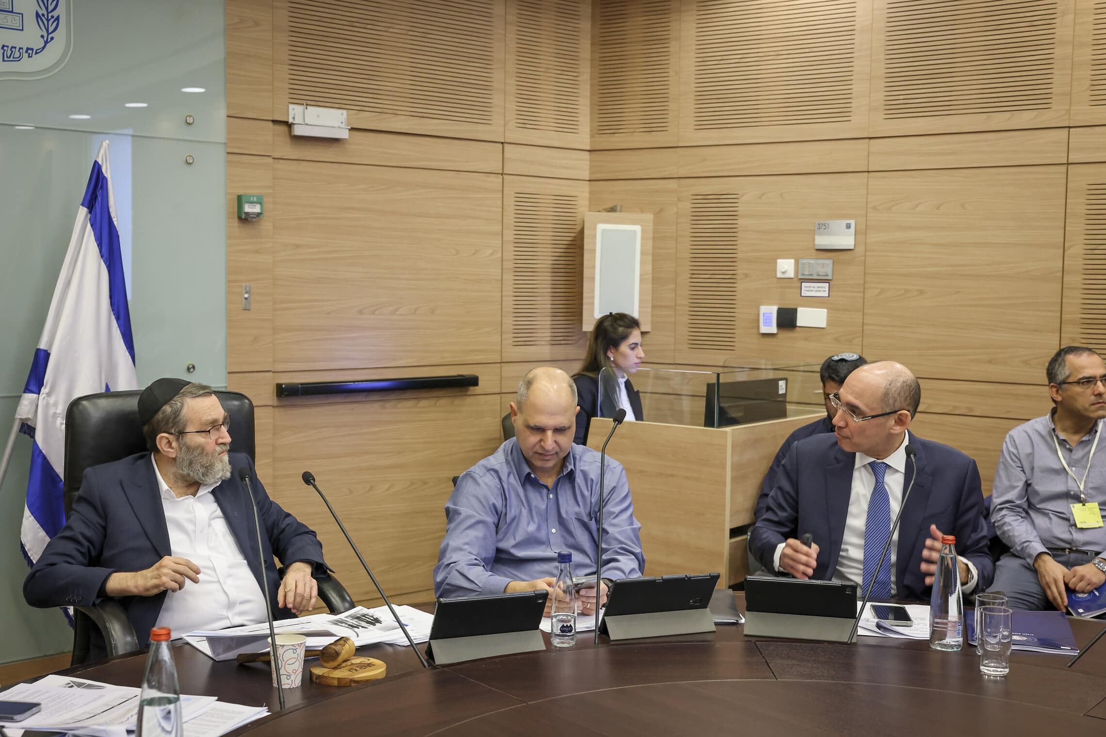 נגיד בנק ישראל אמיר ירון (מימין) מתעמת עם ח&quot;כ משה גפני (משמאל) בוועדת הכספים של הכנסת, 6 בפברואר 2023 (צילום: נועם מושקוביץ, דוברות הכנסת)