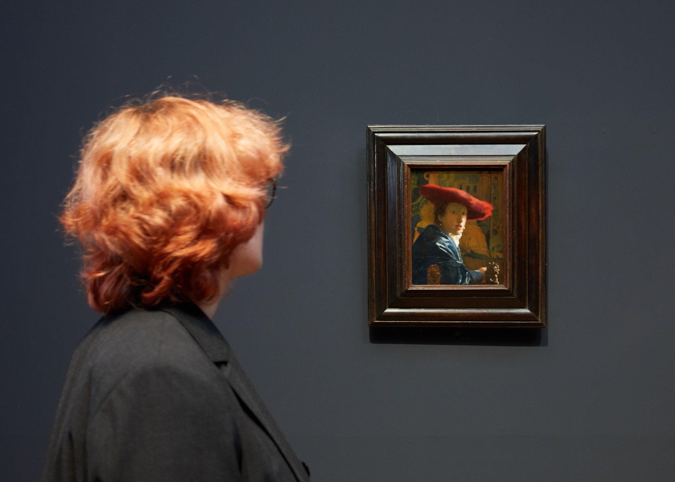 אישה בתערוכה של יאן ורמיר במוזיאון הרייקס, אמסטרדם, הולנד (צילום: Rijksmuseum/ Henk Wildschut)