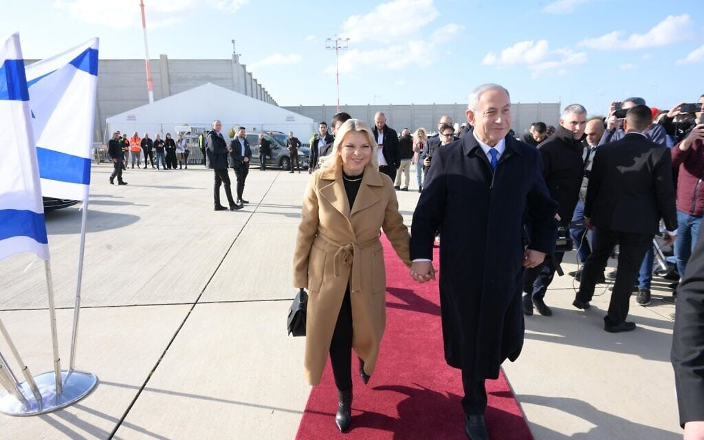 ראש הממשלה בנימין נתניהו ורעייתו שרה בדרך לפריז, 2 בפברואר 2023 (צילום: עמוס בן גרשום/לע&quot;מ)