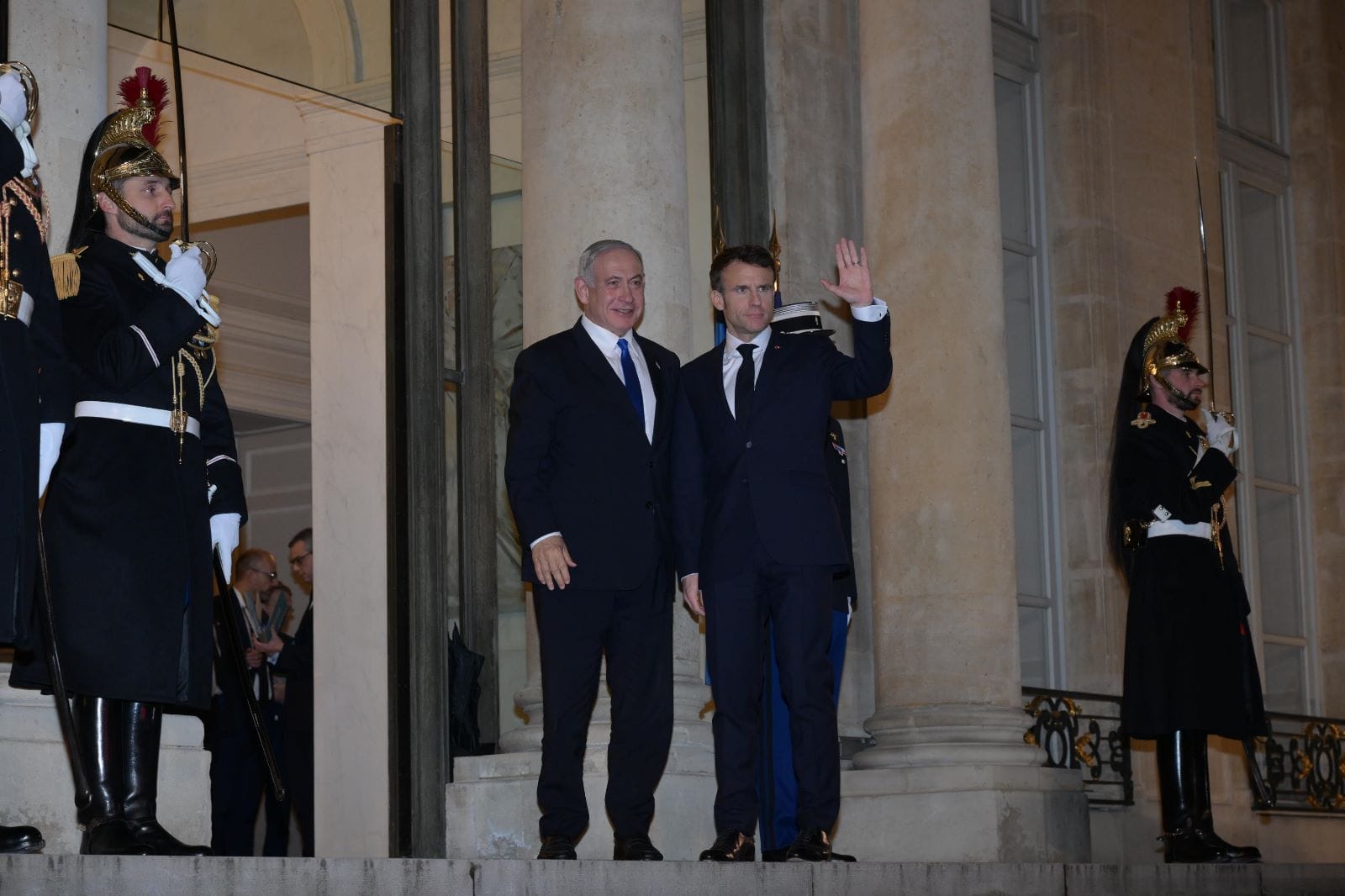 ראש הממשלה בנימין נתניהו ונשיא צרפת עמנואל מקרון בארמון האליזה, 2 בפברואר 2023 (צילום: עמוס בן גרשום, לע&quot;מ)