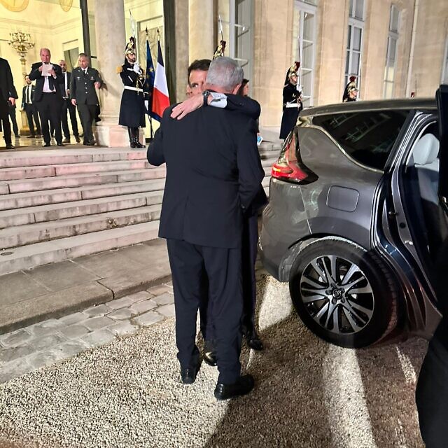נשיא צרפת עמנואל מקרון וראש הממשלה בנימין נתניהו נפרדים אחרי פגישת השניים בארמון האליזה בפריז, 2 בפברואר 2023 (צילום: משרד ראש הממשלה)