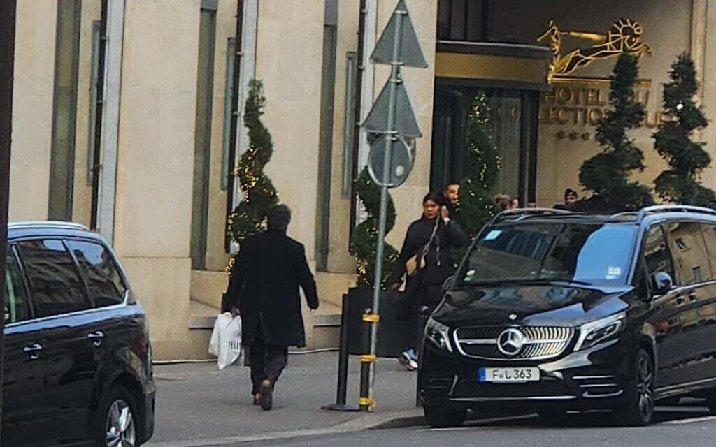 איש העסקים הצרפתי מאיר חביב מגיע עם שקיות לבנות לבקר את משפחת נתניהו בבית המלון בו שהו בפריז, 3 בפברואר 2023 (צילום: שלום ירושלמי)