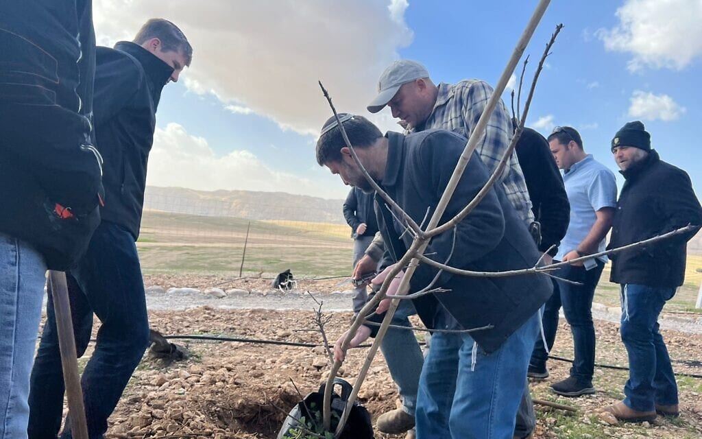 השר בצלאל סמוטריץ׳ נוטע עץ לכבוד ט״ו בשבט, 6 בפברואר 2023 השר בצלאל סמוטריץ׳ נוטע עץ לכבוד ט״ו בשבט, 6 בפברואר 2023
