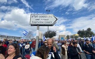 הפגנת ענק מול משכן הכנסת נגד המהפכה המשפטית, 13 בפברואר 2023 (צילום: גד רביד) הפגנת ענק מול משכן הכנסת נגד המהפכה המשפטית, 13 בפברואר 2023 (צילום: גד רביד)