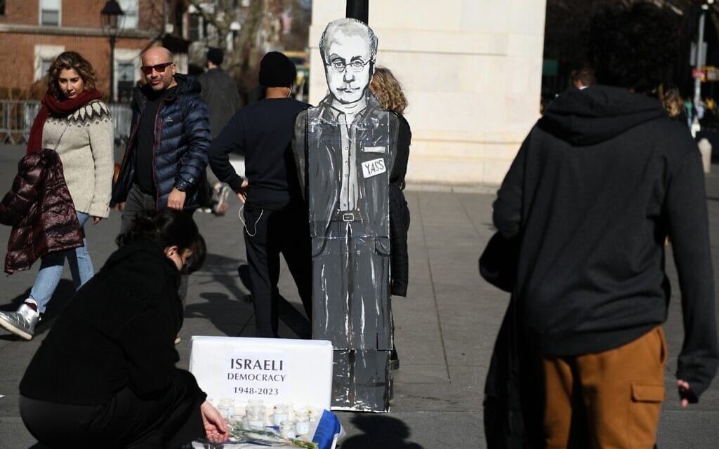 מיצג מחאה בכיכר וושינגטון בניו יורק, 13 בפברואר 2023, במיצג הוצבה בובה בדמותו של יאס מעל קברה הסמלי של הדמוקרטיה הישראלית, אילוסטרציה (צילום: באדיבות המצולמים)