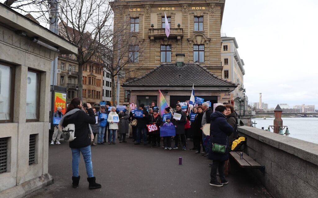 מפגינים נגד ההפיכה המשטרית במלון שבו התאכסן הרצל בבזל, שווייץ, 4. לפברואר 2023 (צילום: אופיר שנר-אלון)