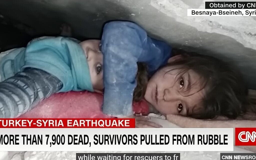 חילוץ ילדים מהריסות רעידת האדמה בסוריה, צילום מסך מ-CNN