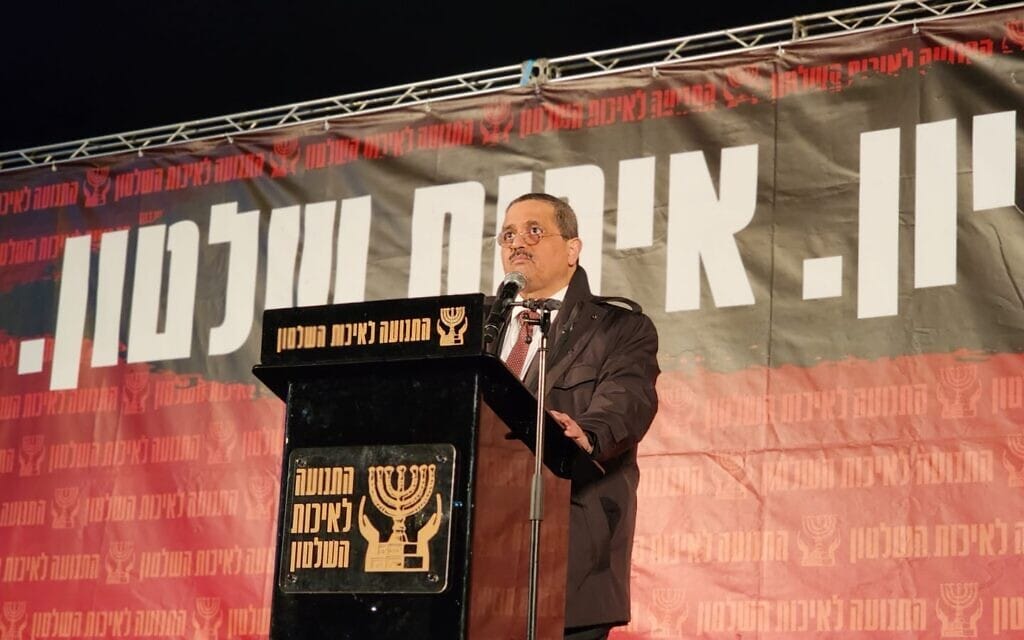 המפכ"ל לשעבר, רוני אלשייך, בהפגנה נגד ההפיכה המשטרית בתל אביב, ה-4 בפברואר 2023 (צילום: מחאת קפלן)