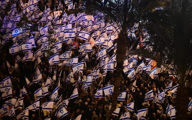 הפגנה בתל אביב נגד ההפיכה המשטרית, 4 לפברואר 2023 (צילום: תומר נויברג, פלאש 90) הפגנה בתל אביב נגד ההפיכה המשטרית, 4 לפברואר 2023 (צילום: תומר נויברג, פלאש 90)