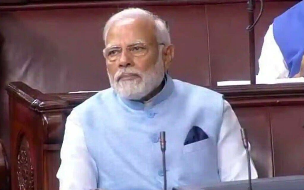 ראש ממשלת הודו נרנדרה מודי לובש וסט שהוכן עבורו מבקבוקי פלסטיק ממוחזרים, בישיבת הפרלמנט ההודי, 8 בפברואר 2023 (צילום: צילום מסך)