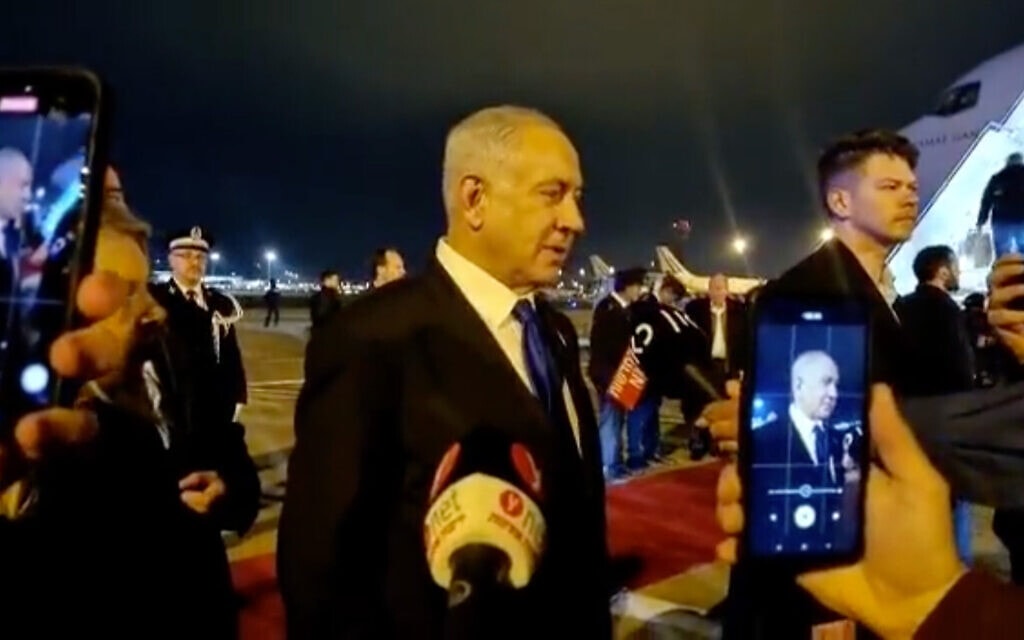 ראש הממשלה בנימין נתניהו לפני המראתו מפריז חזרה לישראל, 4 בפברואר 2023 (צילום: צילום מסך מווידיאו של איתמר אייכנר בטוויטר)
