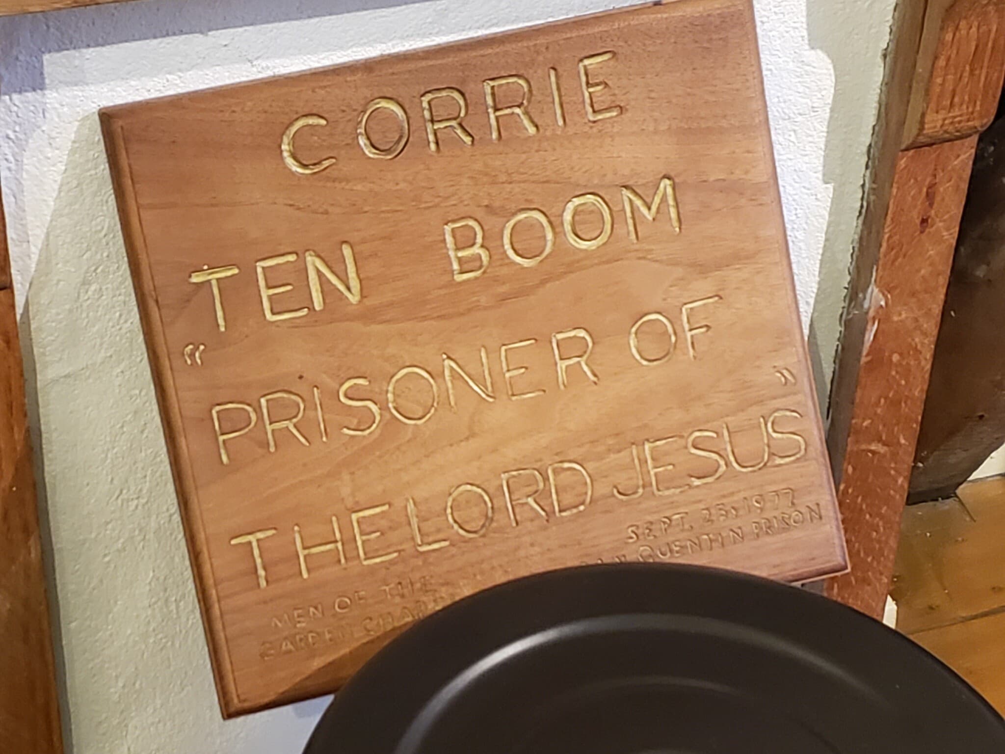 המתנה שקיבלה קורי טן בום ב־1977 מהאסירים בסן קוונטין (צילום: מאט ליבוביץ&#039;)
