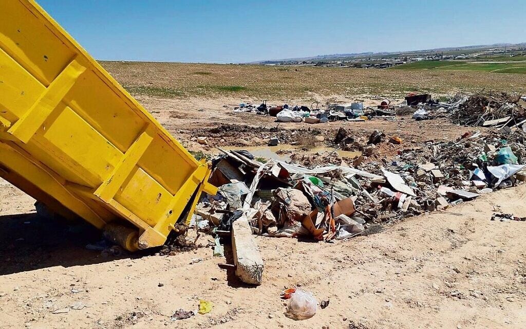 השלכת פסולת באופן לא חוקי בשטח פתוח. אילוסטרציה (צילום: עדן אוליאל, רשות הטבע והגנים)