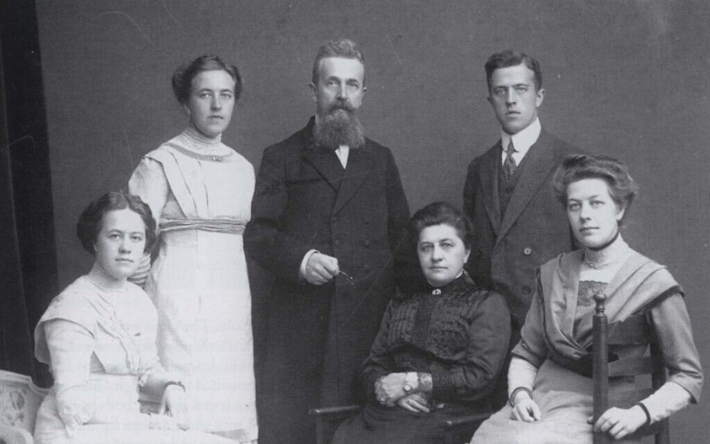 משפחת טן בום ההולנדית: קספר באמצע, קורי בצד שמאל (צילום: רשות הציבור)