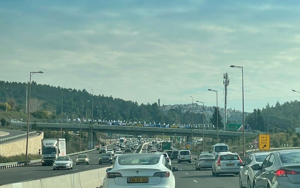 שיירת המוחים נגד המחאה המשטרית בדרך לירושלים, 13 לפברואר 2023 (צילום: מחאת קפלן) שיירת המוחים נגד המחאה המשטרית בדרך לירושלים, 13 לפברואר 2023 (צילום: מחאת קפלן)
