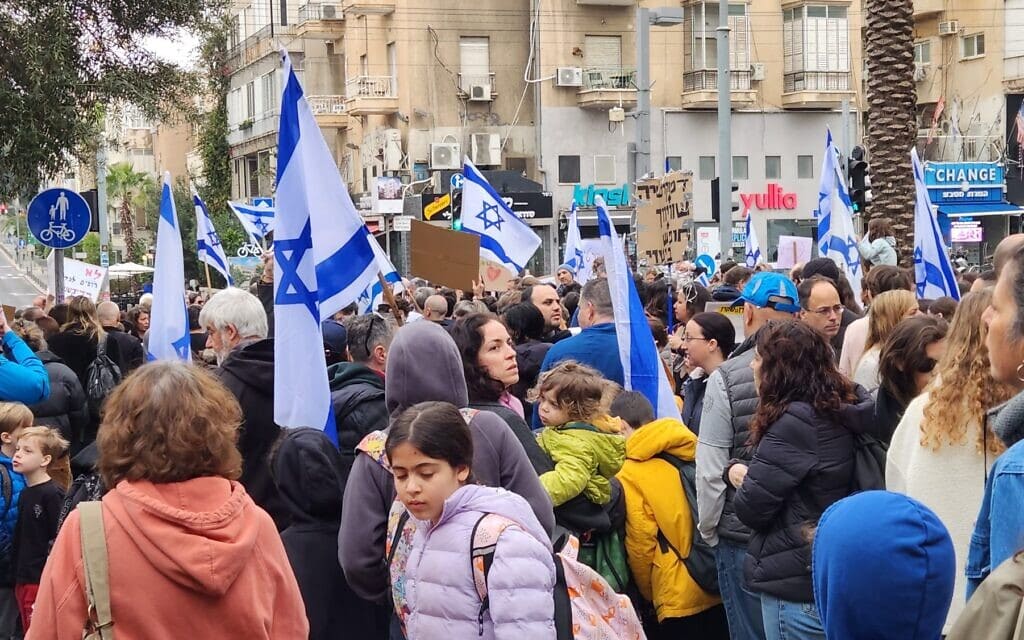 הפגנה בשדרות בן ציון בתל אביב נגד ההפיכה המשטרית, 13 לפברואר 2023 (צילום: מחאת קפלן) הפגנה בשדרות בן ציון בתל אביב נגד ההפיכה המשטרית, 13 לפברואר 2023 (צילום: מחאת קפלן)