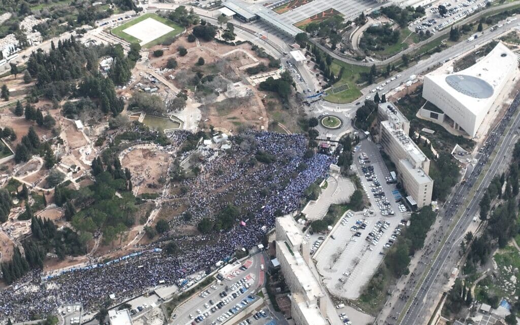 צילום מלמעלה של ההפגנה נגד המהפכה המשפטית בירושלים, 13 לינואר 2023 (צילום: יאיר פלטי)