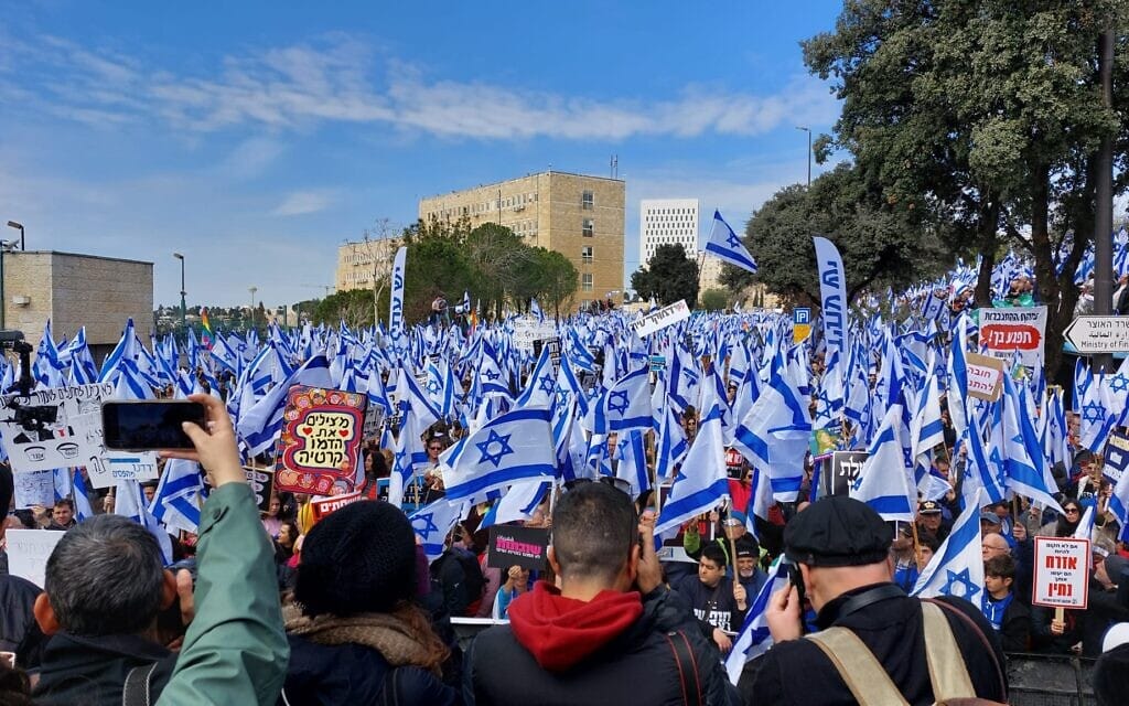 רבבות מפגינים במחאה על המהפכה המשפטית ליד הכנסת בירושלים, 13 לפברואר 2023 (צילום: עומר שרביט) רבבות מפגינים במחאה על המהפכה המשפטית ליד הכנסת בירושלים, 13 לפברואר 2023 (צילום: עומר שרביט)