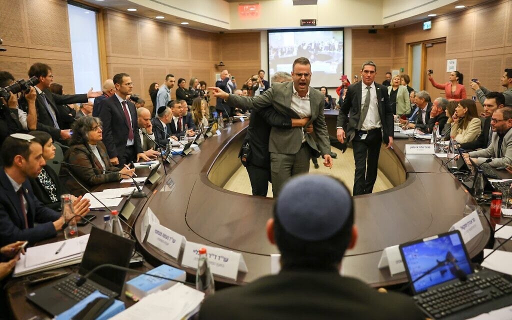 מהומה בוועדת החוקה של הכנסת לקראת החקיקה של ההפיכה המשטרית, 13 לפברואר 2023 (צילום: נועם מושקוביץ, ערוץ הכנסת) מהומה בוועדת החוקה של הכנסת לקראת החקיקה של ההפיכה המשטרית, 13 לפברואר 2023 (צילום: נועם מושקוביץ, ערוץ הכנסת)