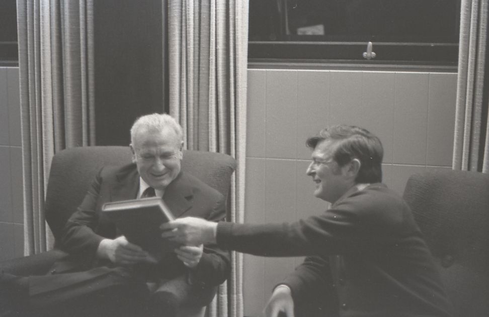 הנשיא אפרים קציר עם הסופר אוריאל אופק, 1970 (צילום: בוריס כרמי, אוסף מיתר, הספרייה הלאומית)