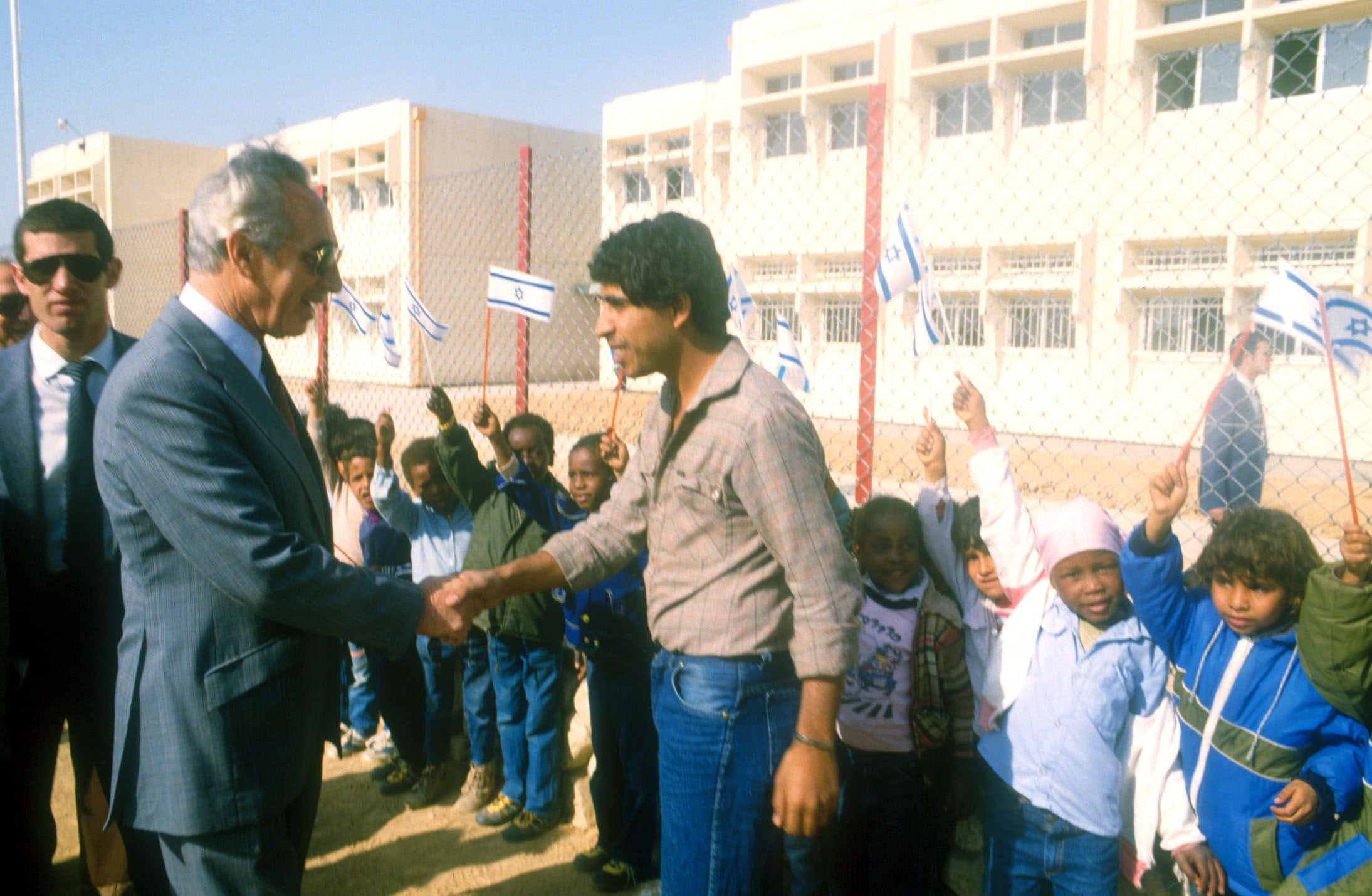 שמעון פרס מבקר בבית ספר בטבריה, 1982 (צילום: IPPA, ארכיון דן הדני, הספרייה הלאומית)