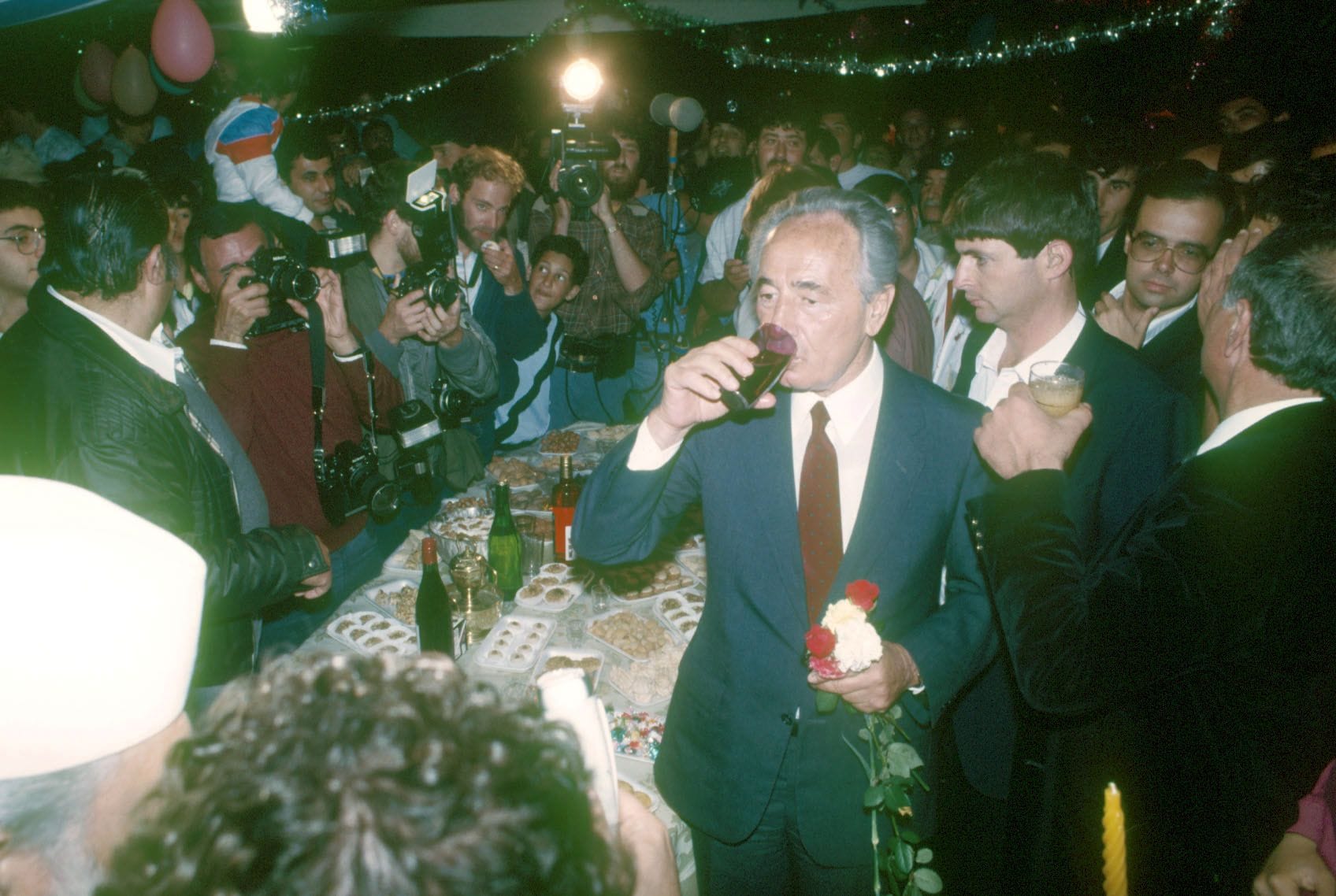 שמעון פרס בארוע ב-1982 (צילום: IPPA, ארכיון דן הדני, הספרייה הלאומית)