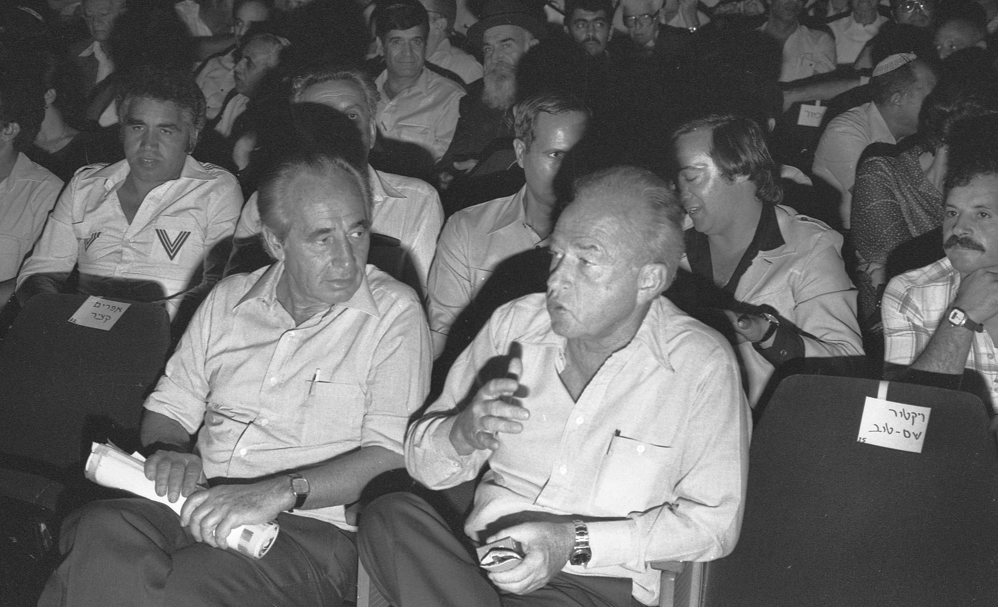יצחק רבין ושמעון פרס בוועידת מפלגת העבודה, 1982 (צילום: IPPA, ארכיון דן הדני, הספרייה הלאומית)