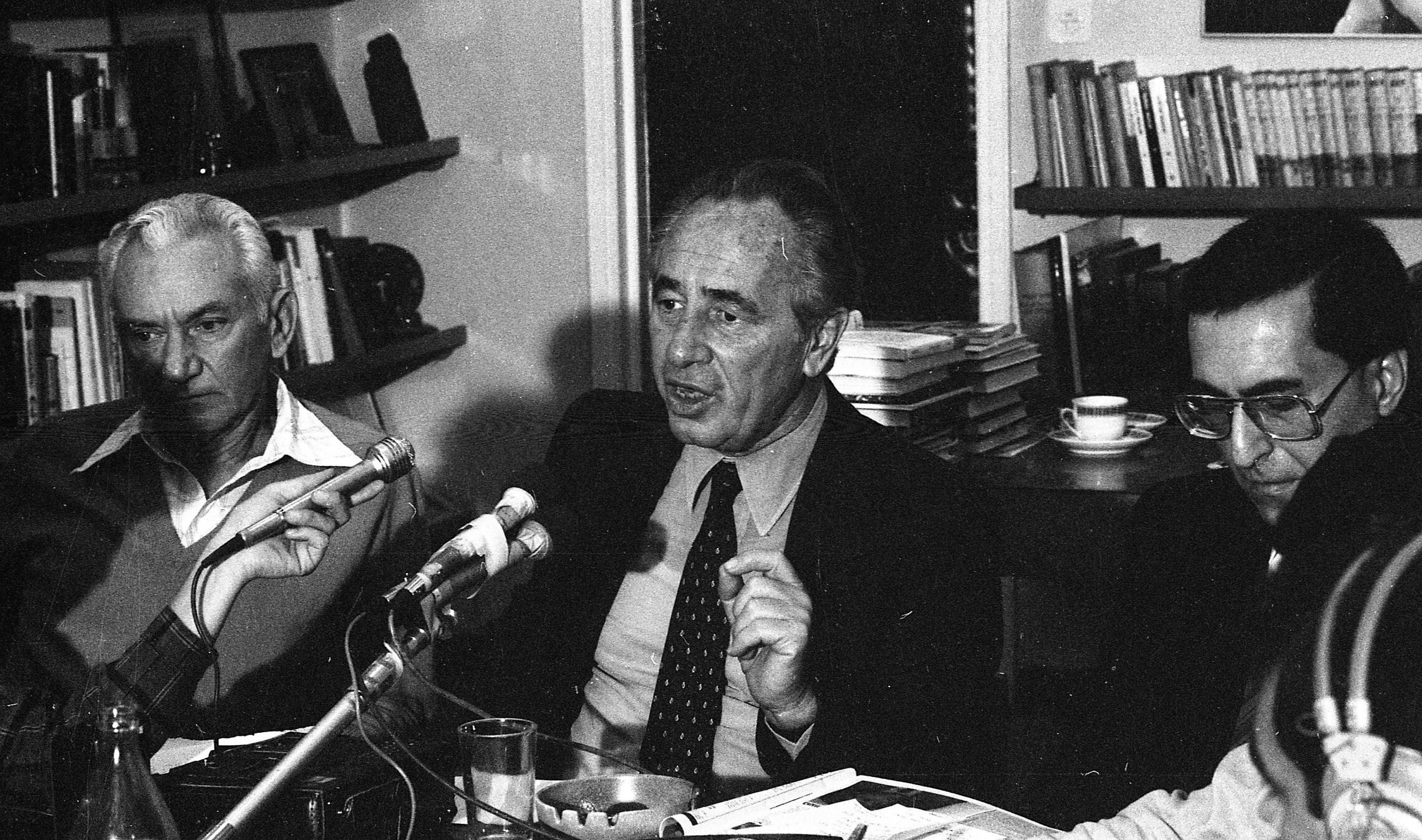 שמעון פרס במסיבת עיתונאים, עם משה שחל מימין וחיים בר-לב משמאל, 1982 (צילום: IPPA, ארכיון דן הדני, הספרייה הלאומית)