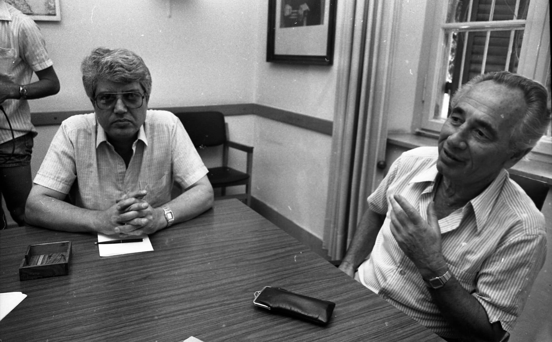 שמעון פרס ודוד לוין ב-1984 (צילום: IPPA, ארכיון דן הדני, הספרייה הלאומית)