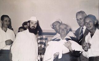 המוהל שמואל רוטרמן (שני משמאל) עם דוד בן-גוריון האוחז בנכדו. ראשון משמאל: שמעון פרס (צילום: עמוד הפייסבוק של יחיאל רוטרמן) המוהל שמואל רוטרמן (שני משמאל) עם דוד בן-גוריון האוחז בנכדו. ראשון משמאל: שמעון פרס (צילום: עמוד הפייסבוק של יחיאל רוטרמן)