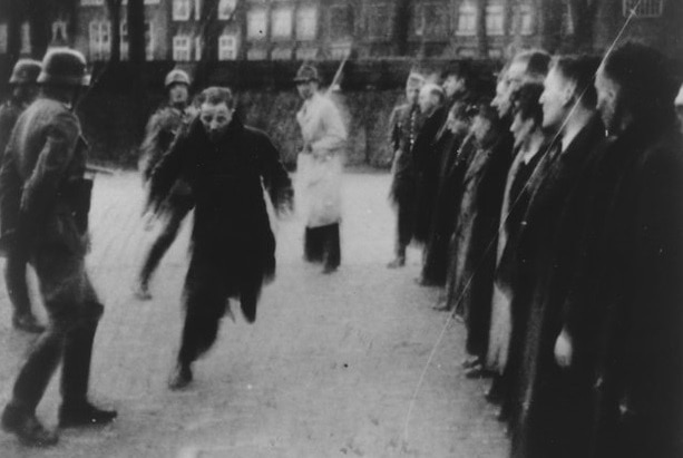 הנאצים מרכזים 427 גברים יהודים באמסטרדם, 23 בפברואר 1941 (צילום: רשות הציבור)