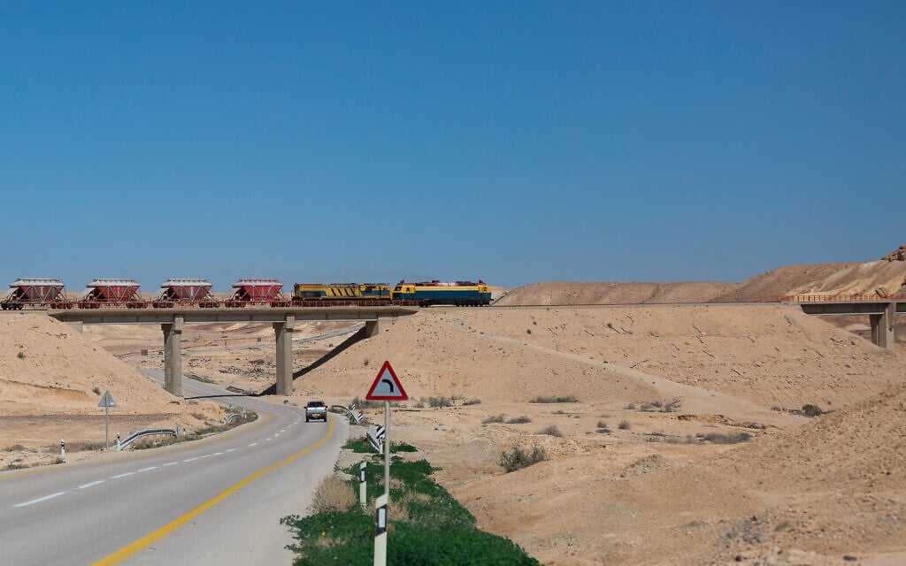 רכבת משא חולפת בנגב, אילוסטרציה (צילום: iStock)