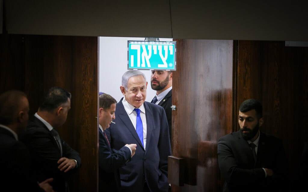ראש הממשלה בנימין נתניהו נכנס למליאה, 1 במרץ 2023 (צילום: נועם מושקוביץ, דוברות הכנסת)