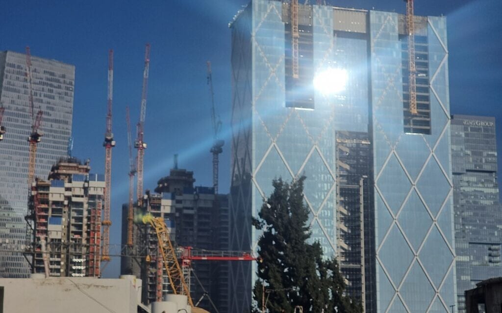 שמש שוקעת ומסנוורת דרך זכוכיות המגדלים בתל אביב, מרץ 2023 (צילום: אביב לביא)