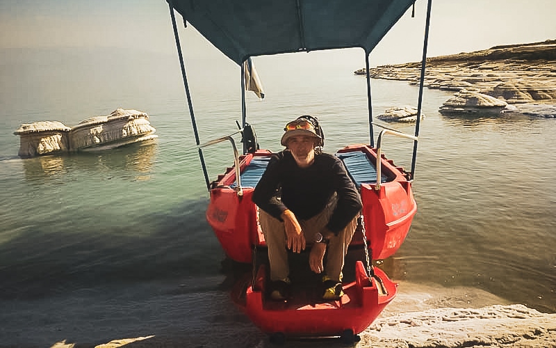 ג&#039;קי בן זקן בסירת השייט שלו בים המלח (צילום: &quot;כאן&quot; תאגיד השידור הציבורי)