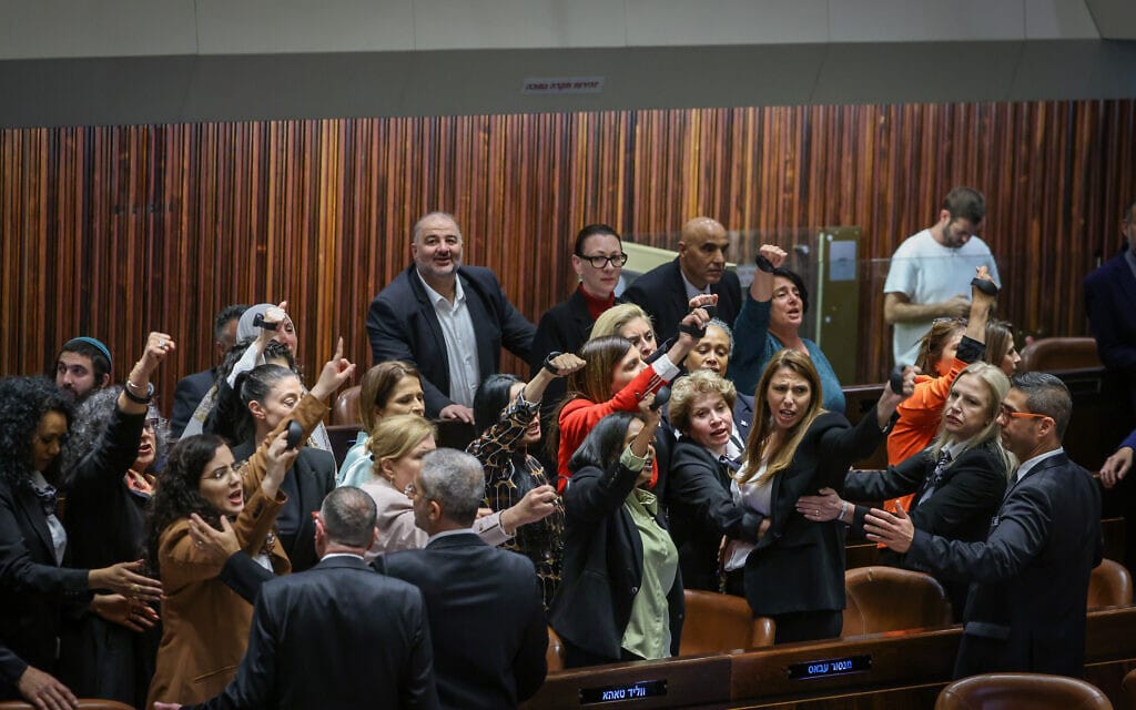 חברות הכנסת מראות אזיק אלקטרוני במחאה על הפלת החוק, 22 במרץ 2023 (צילום: נועם מושקוביץ, דוברות הכנסת) חברות הכנסת מראות אזיק אלקטרוני במחאה על הפלת החוק, 22 במרץ 2023 (צילום: נועם מושקוביץ, דוברות הכנסת)