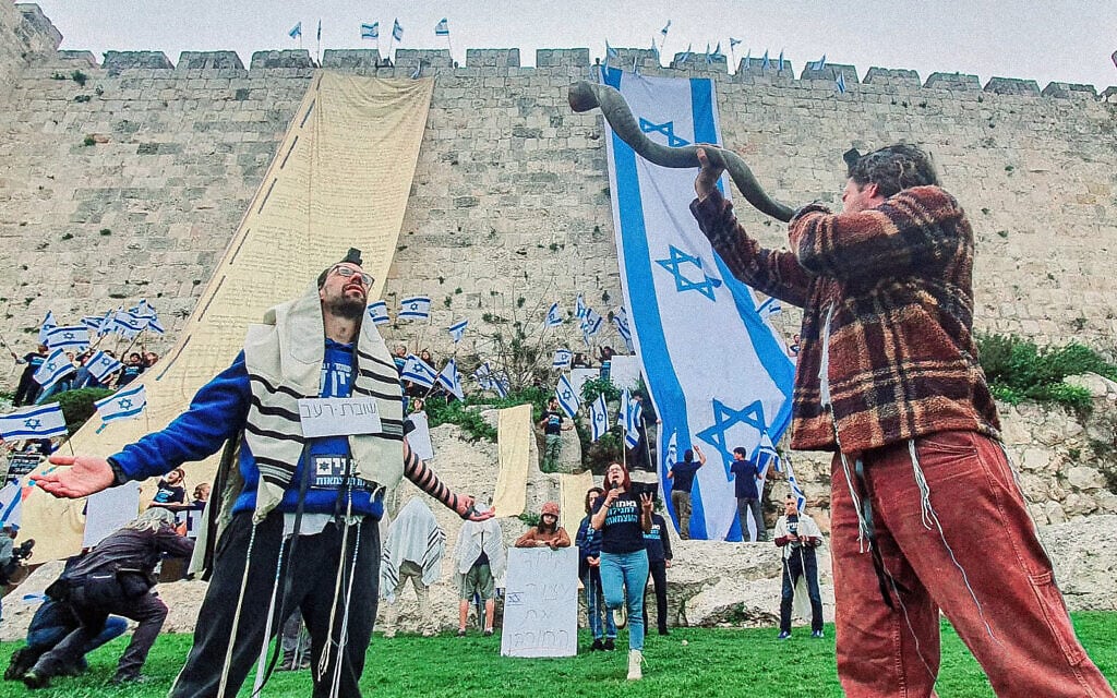 המחאה נגד המהפכה המשפטית ליד חומות העיר העתיקה בירושלים, 23 במרץ 2023 (צילום: יהונתן דקל)