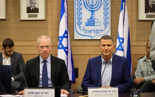 שר הביטחון יואב גלנט משתתף בדיון מיוחד של ועדת חוץ וביטחון של הכנסת בעקבות הדחתו מהתפקיד, 27 במרץ 2023 (צילום: נועם מושקוביץ, דוברות הכנסת) שר הביטחון יואב גלנט משתתף בדיון מיוחד של ועדת חוץ וביטחון של הכנסת בעקבות הדחתו מהתפקיד, 27 במרץ 2023 (צילום: נועם מושקוביץ, דוברות הכנסת)