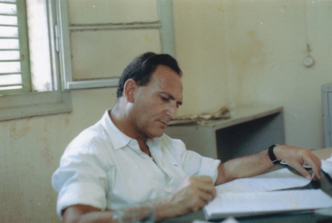 שרגא גפני כותב בביתו (צילום: האתר הרשמי של שרגא גפני)