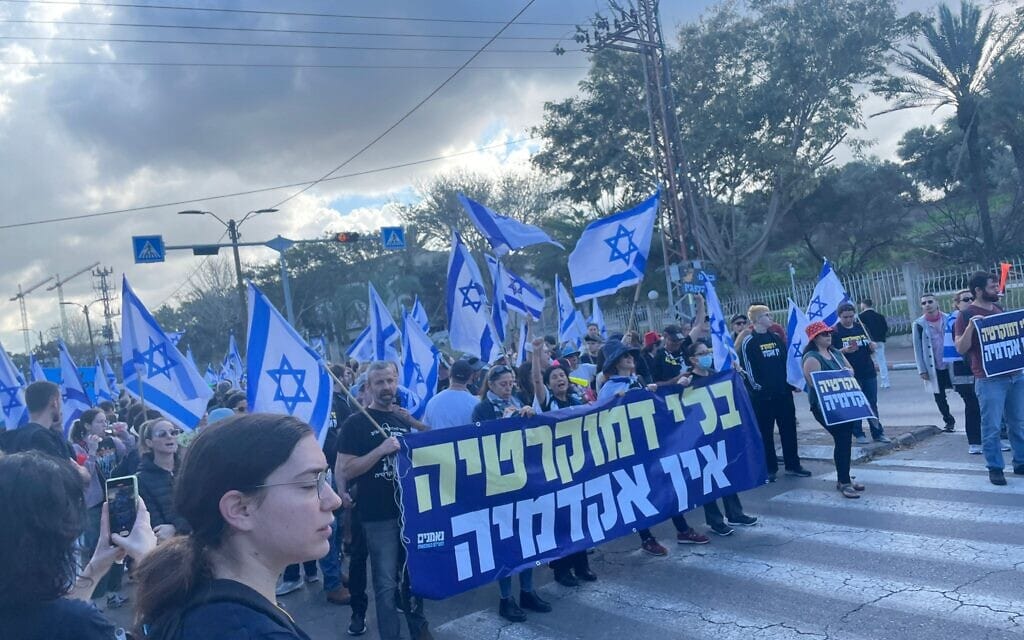צעדת אוניברסיטת ת״א נגד המהפכה המשפטית, 9 במרץ 2023 (צילום: מחאת קפלן) צעדת אוניברסיטת ת״א נגד המהפכה המשפטית, 9 במרץ 2023 (צילום: מחאת קפלן)