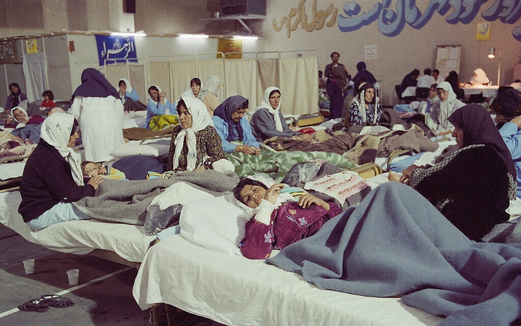 נשים בבית חולים מאולתר בטהרן מתאוששות מההתקפה הכימית העיראקית על חלבג&#039;ה, 3 באפריל 1988 (צילום: AP Photo/M. Sayad/Canadian Press)