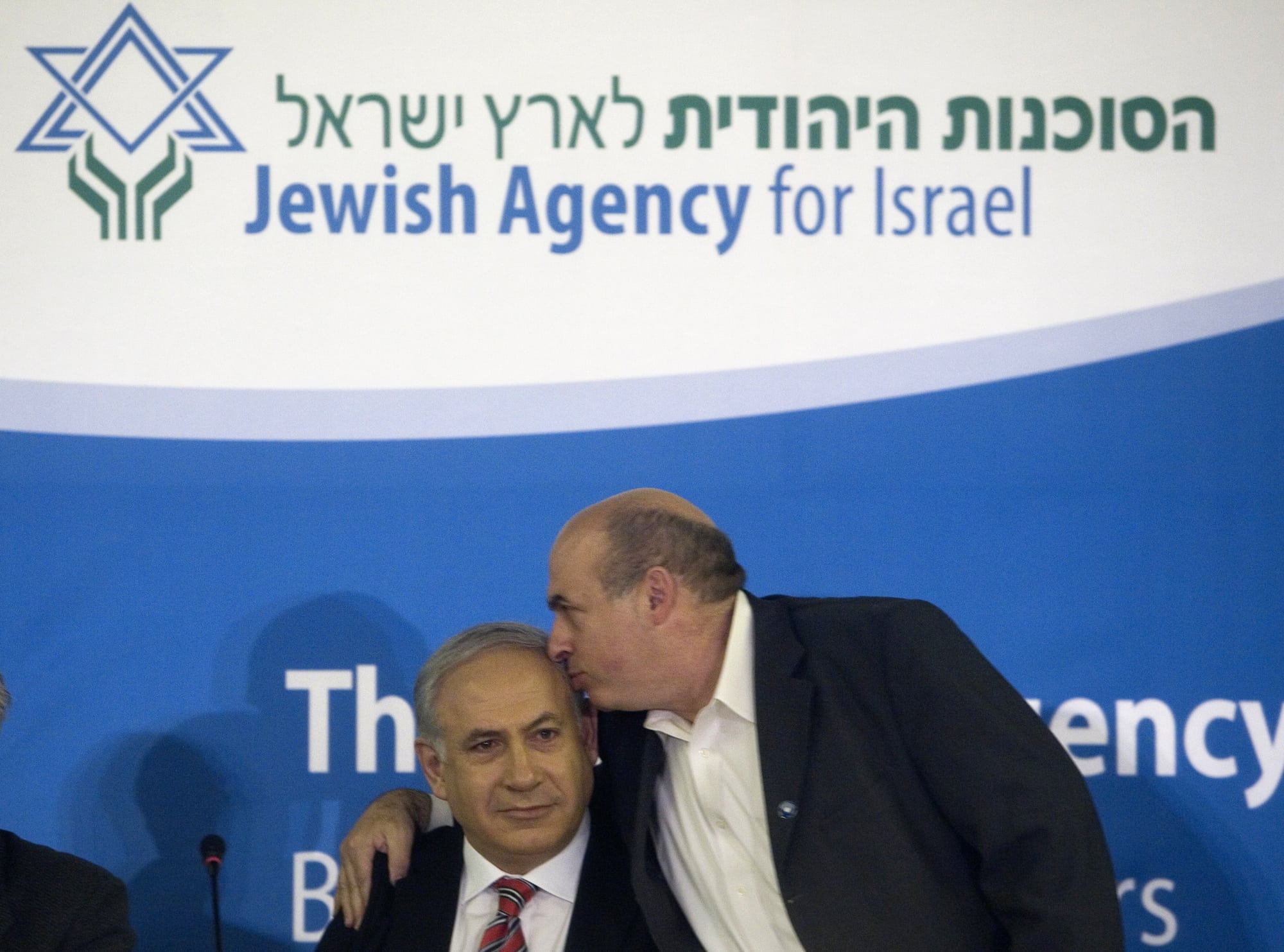 נתן שרנסקי מנשק את ראש הממשלה בנימין נתניהו בירושלים, 22 בפברואר 2010 (צילום: AP Photo/Bernat Armangue)