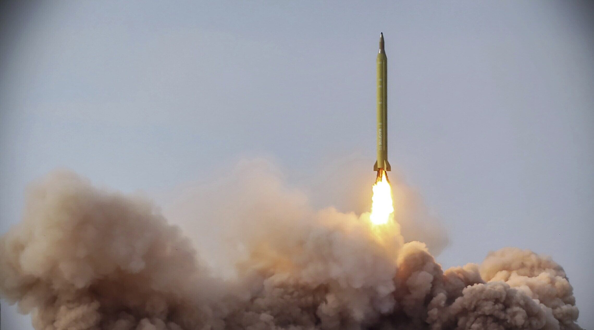 שיגור טיל איראני במסגרת תרגיל צבאי, 16 בינואר 2021 (צילום: Iranian Revolutionary Guard/Sepahnews via AP)