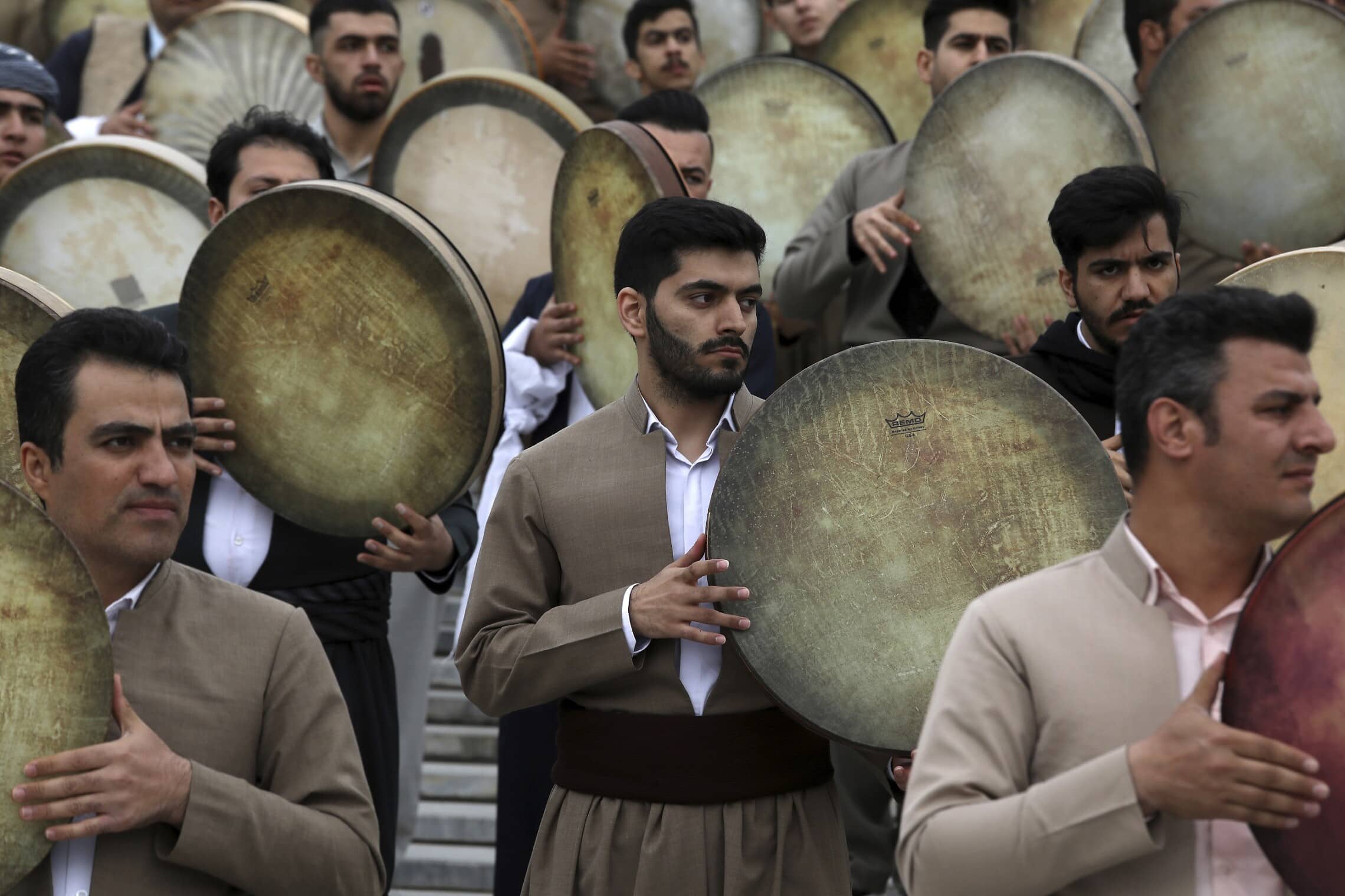 מוזיקאים באיראן מתופפים בטקס לכבוד חג נורוז בטהרן, 14 במרץ 2022 (צילום: AP Photo/Vahid Salemi)